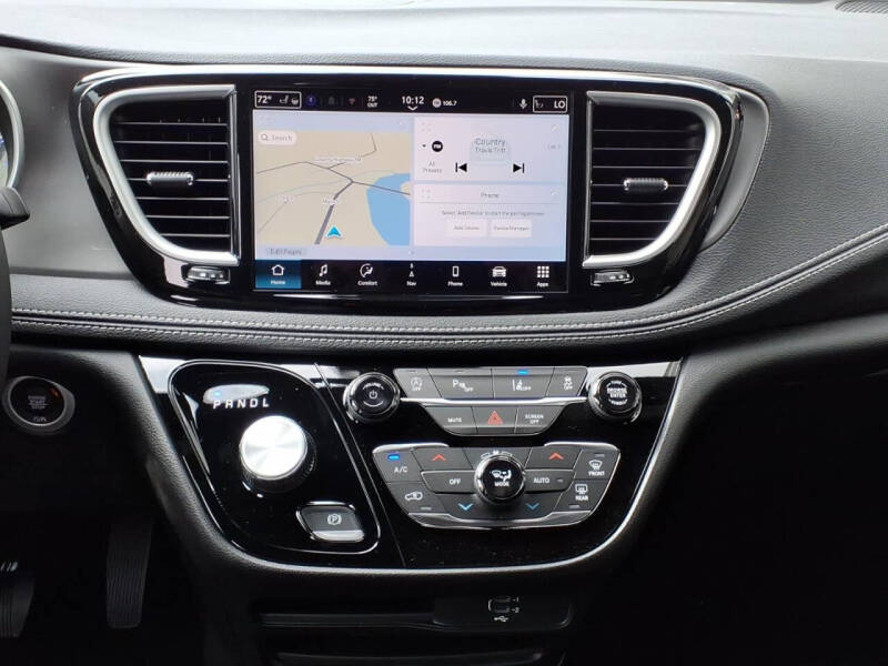 2027 Chrysler Pacifica Select