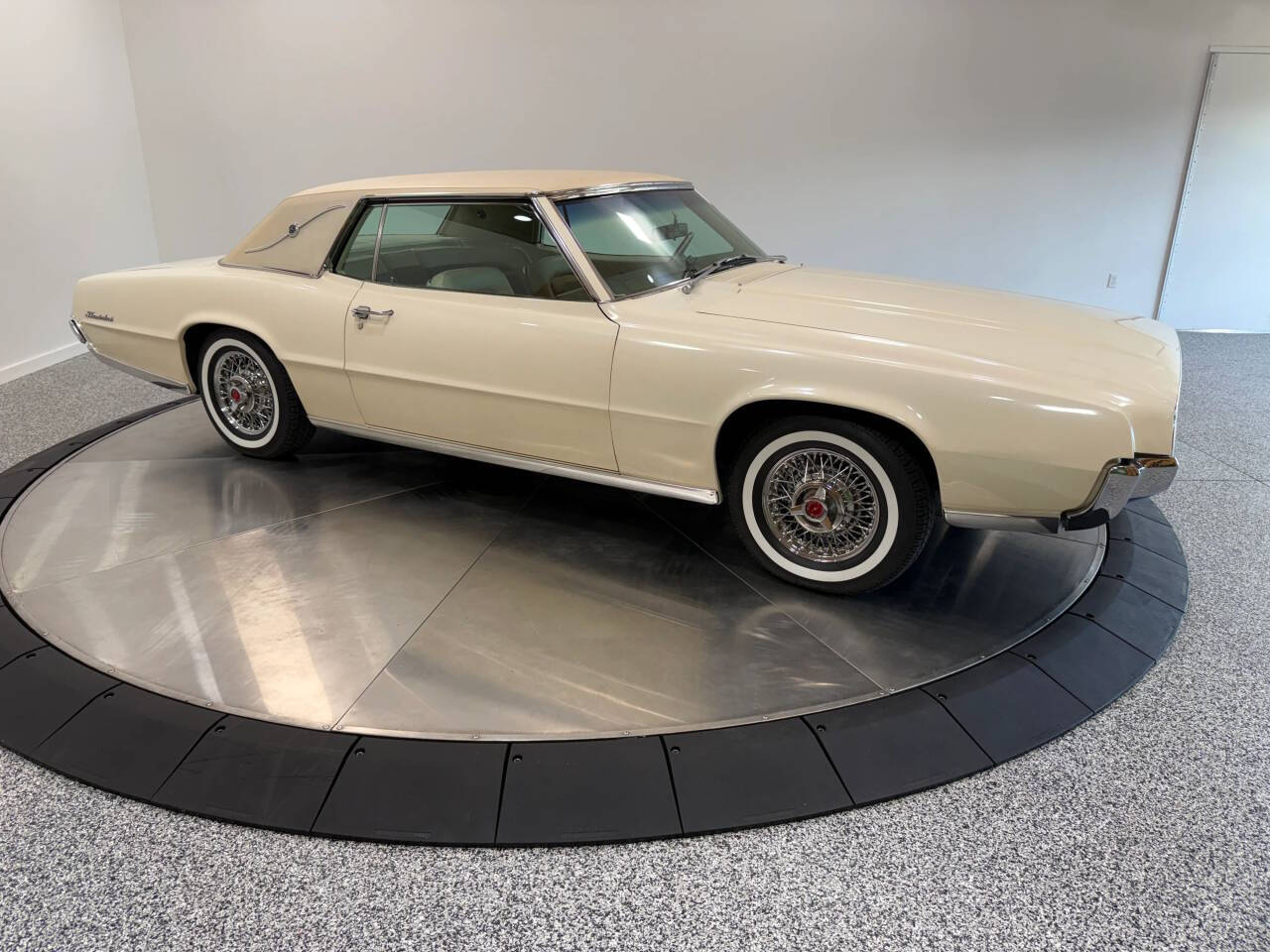1967 Ford Thunderbird 27