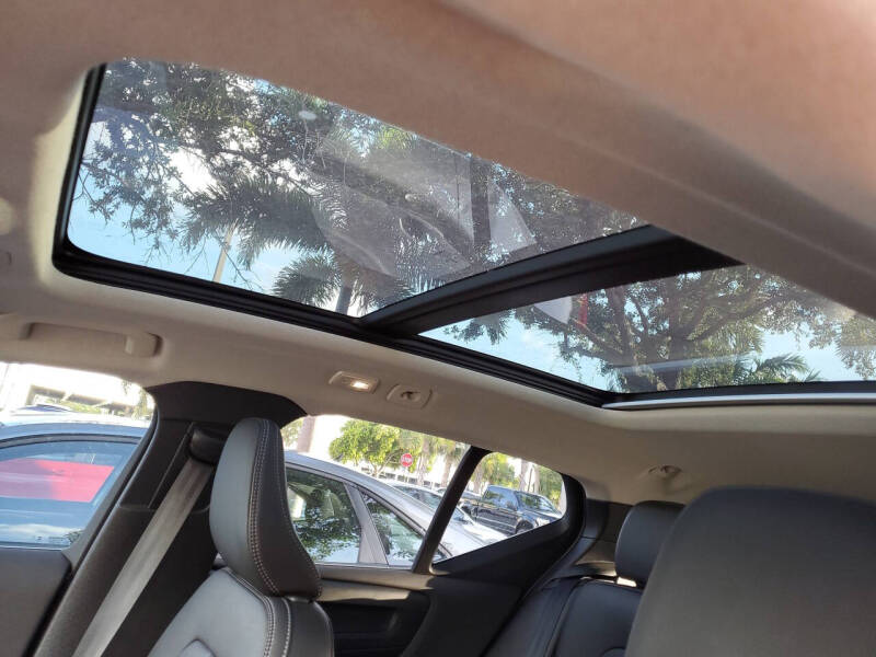 2024 Volvo XC40 B5 Ultimate Bright Theme