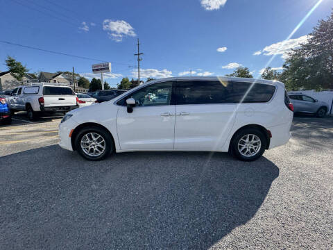 2022 Chrysler Voyager LX