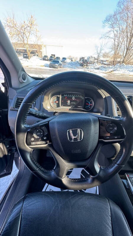 2019 Honda Pilot Touring w/Rear Captain's Chairs