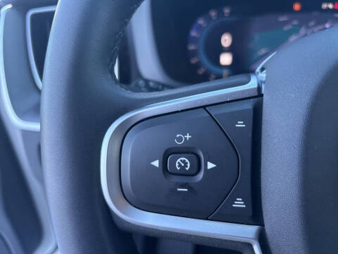 2025 Volvo XC60 B5 Core Dark Theme