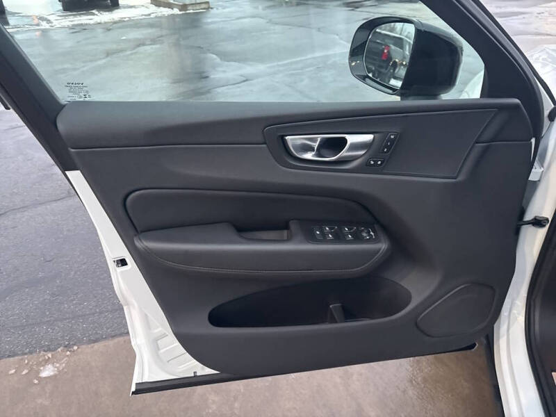 2025 Volvo XC60 B5 Core Dark Theme