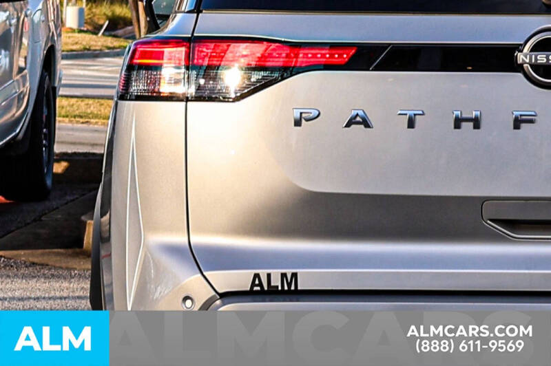 2024 Nissan Pathfinder SL