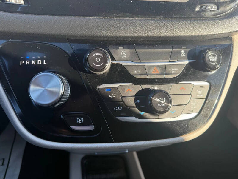 2020 Chrysler Voyager LXi