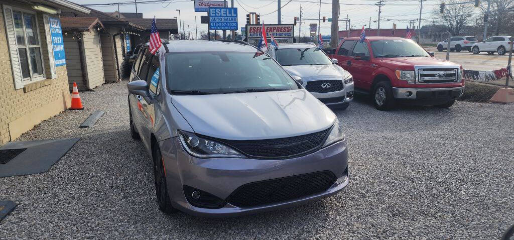 2018 Chrysler Pacifica for sale at ESELL AUTO SALES in Cahokia, IL