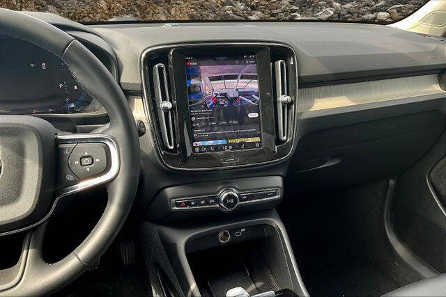 2023 Volvo XC40 B5 Plus Bright Theme