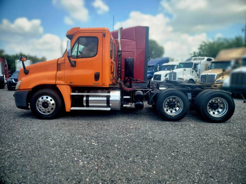 2012 Freightliner Cascadia Day Cab