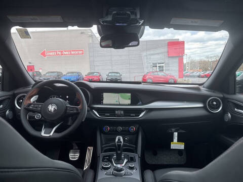 2025 Alfa Romeo Stelvio Intensa