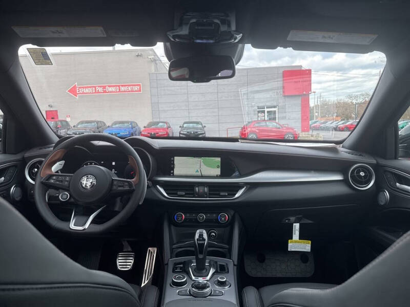 2025 Alfa Romeo Stelvio Intensa