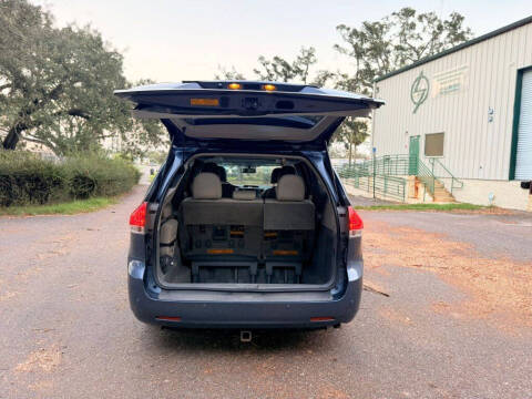 2013 Toyota Sienna XLE 8-Passenger
