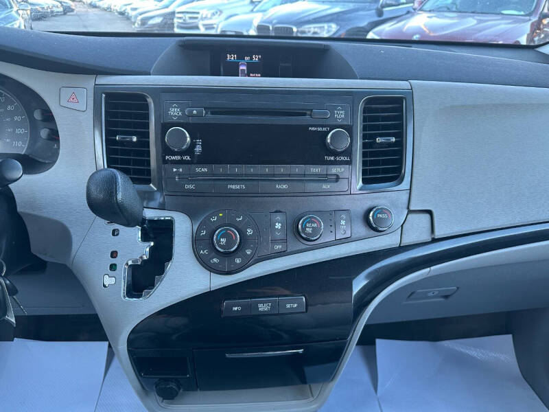 2011 Toyota Sienna LE 8-Passenger