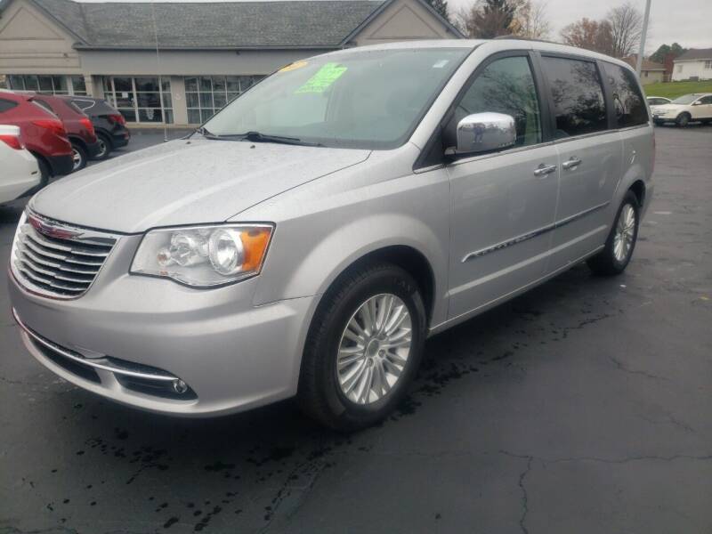 2012 Chrysler Town and Country for sale at STRUTHER'S AUTO MALL in Austintown OH