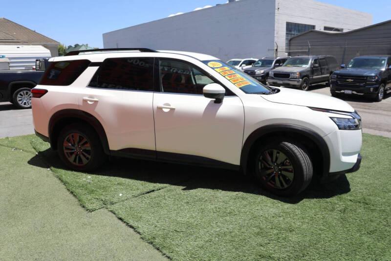 2022 Nissan Pathfinder SV