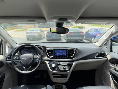 2017 Chrysler Pacifica Touring-L