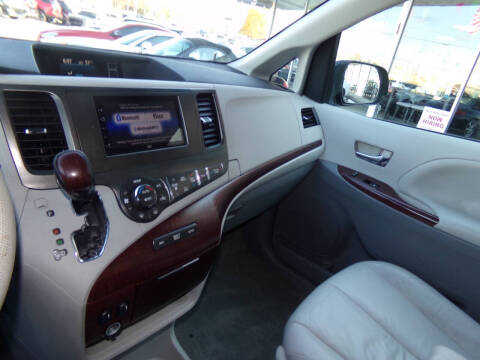 2011 Toyota Sienna XLE 7-Passenger Auto Access Seat