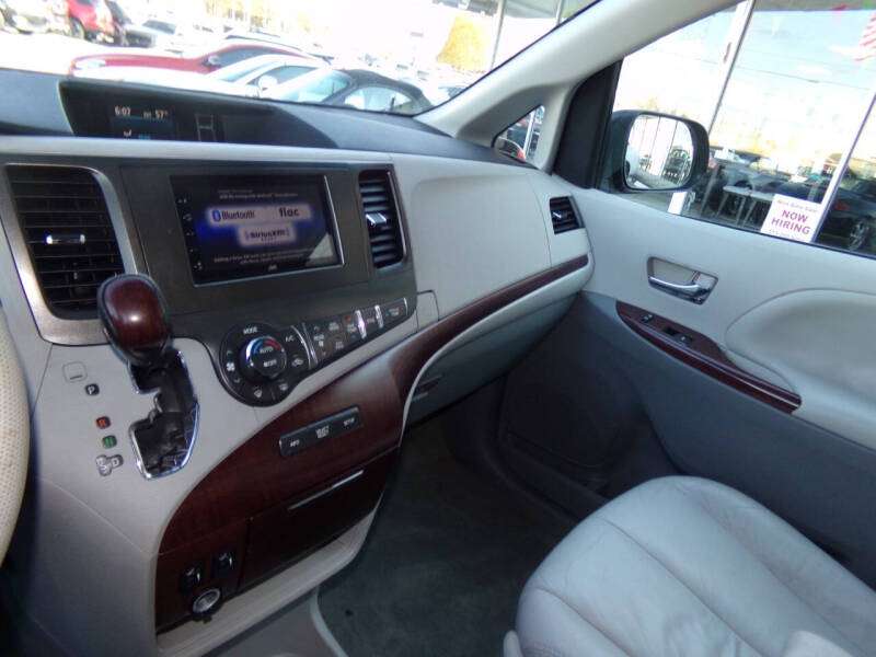 2011 Toyota Sienna XLE 7-Passenger Auto Access Seat