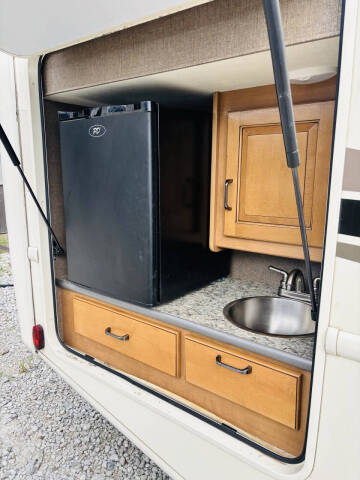 2017 Thor Motor Coach Hurricane 31S