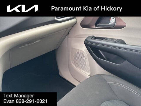 2023 Chrysler Voyager LX