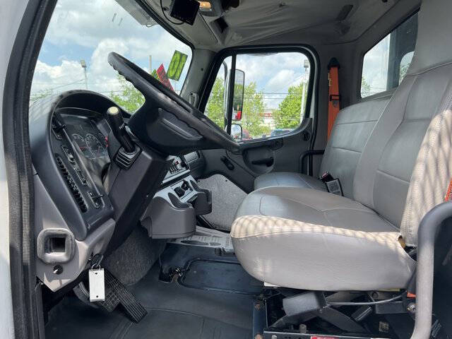 2010 Freightliner M2 106