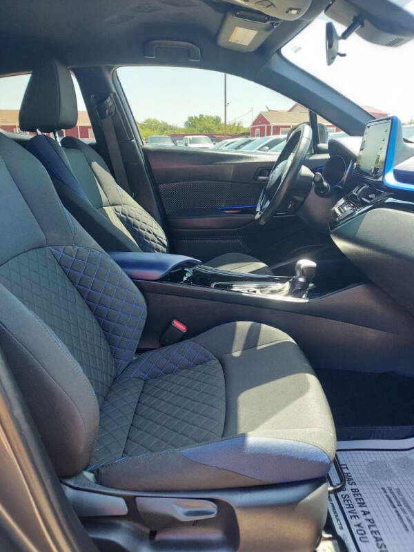 2022 Toyota C-HR XLE