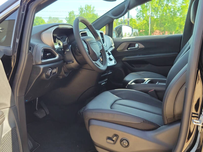2027 Chrysler Pacifica Select
