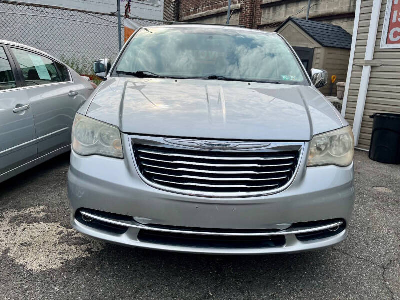 2011 Chrysler Town & Country Touring-L photo 3