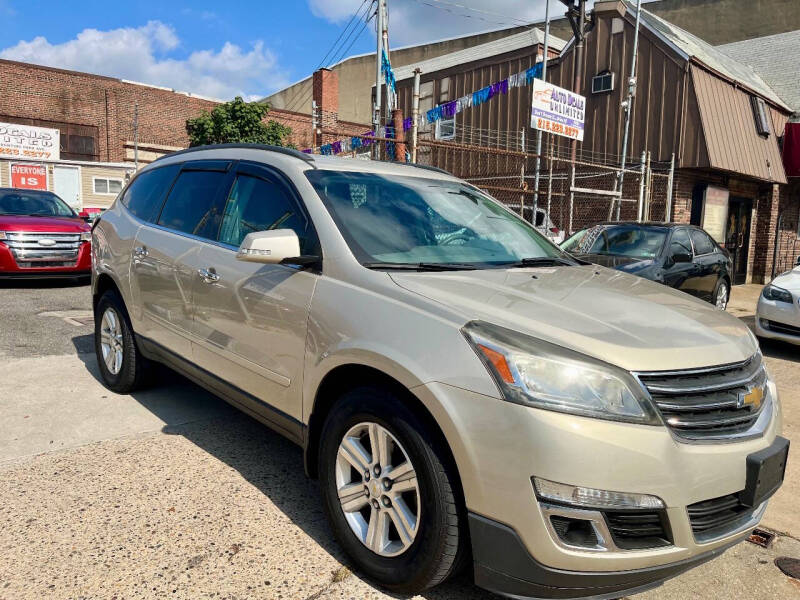 2014 Chevrolet Traverse 2LT photo 2