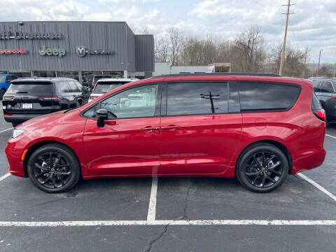 2026 Chrysler Pacifica Select