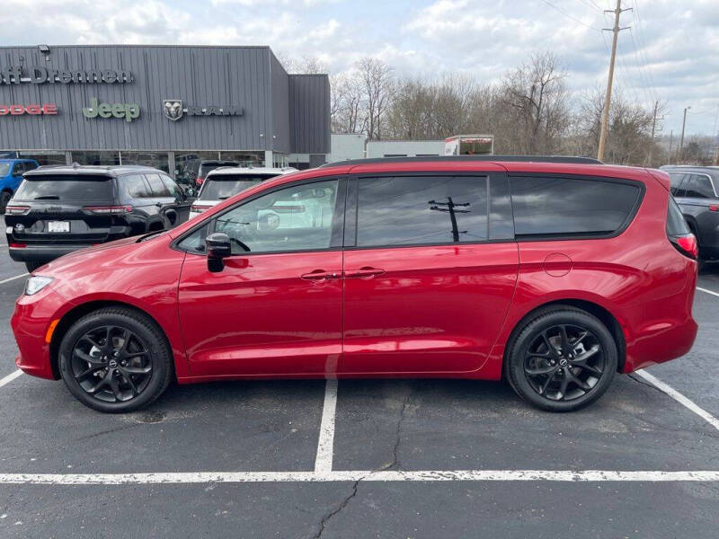 2026 Chrysler Pacifica Select