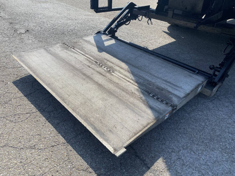 2006 Freightliner M2 106