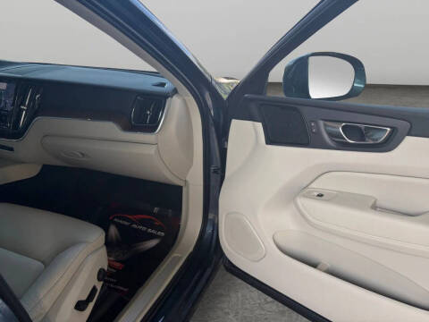 2022 Volvo XC60 B5 Momentum