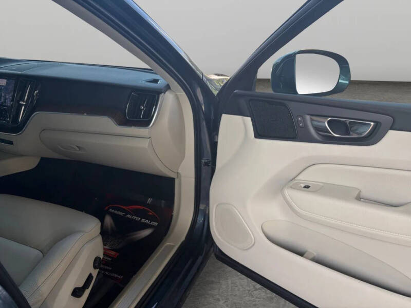 2022 Volvo XC60 B5 Momentum