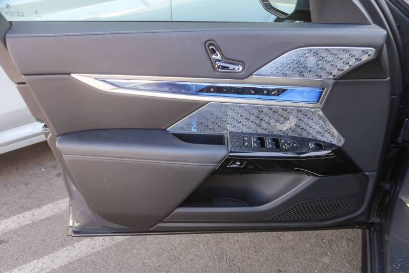 2025 BMW 7 Series 750e xDrive