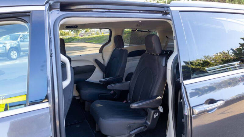 2017 Chrysler Pacifica Touring-L