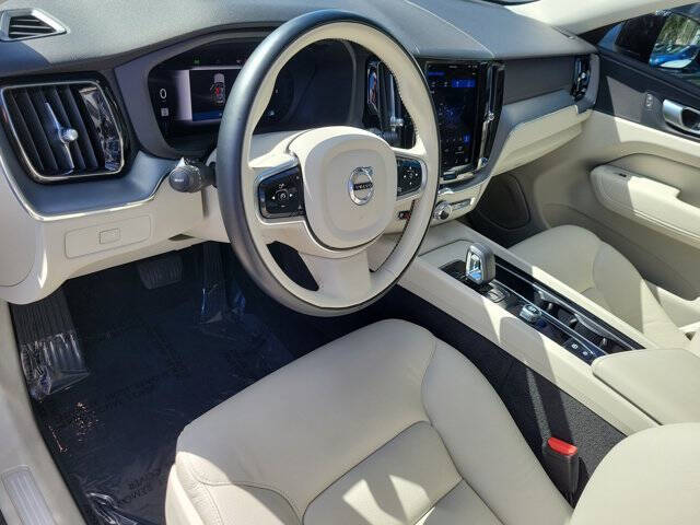 2024 Volvo XC60 B5 Core Dark Theme