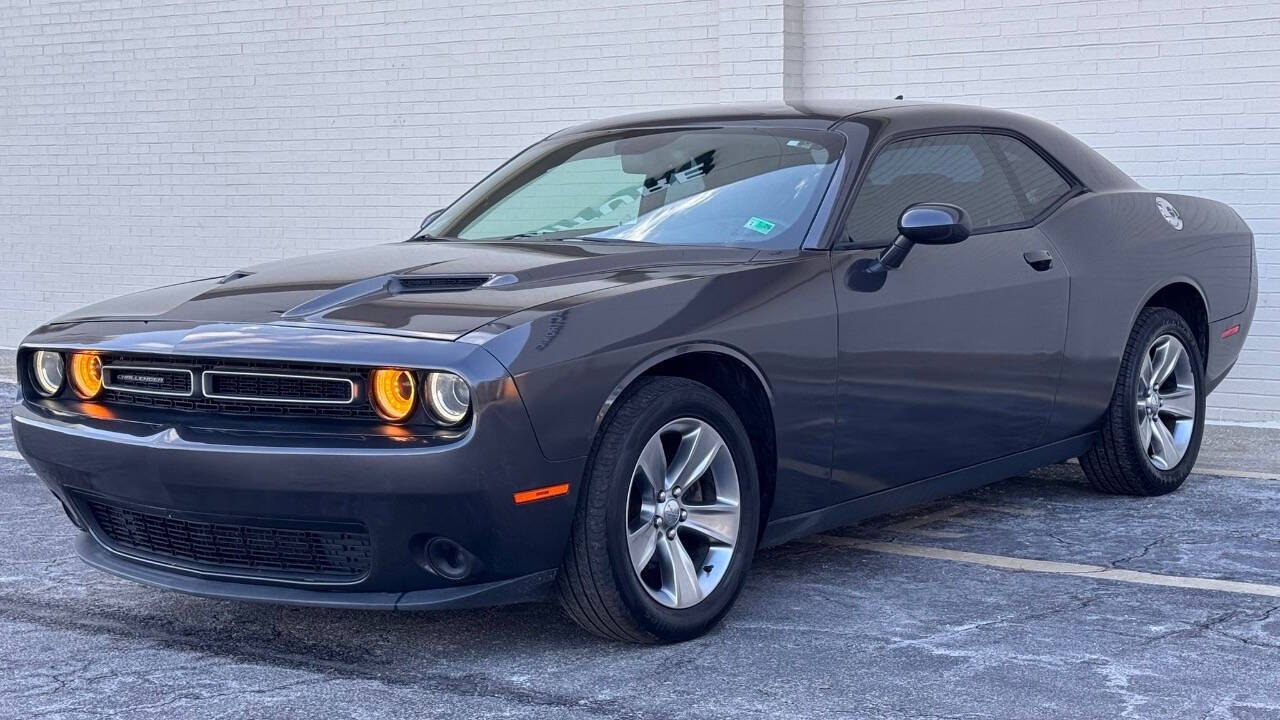 2016 Dodge Challenger SXT's photo