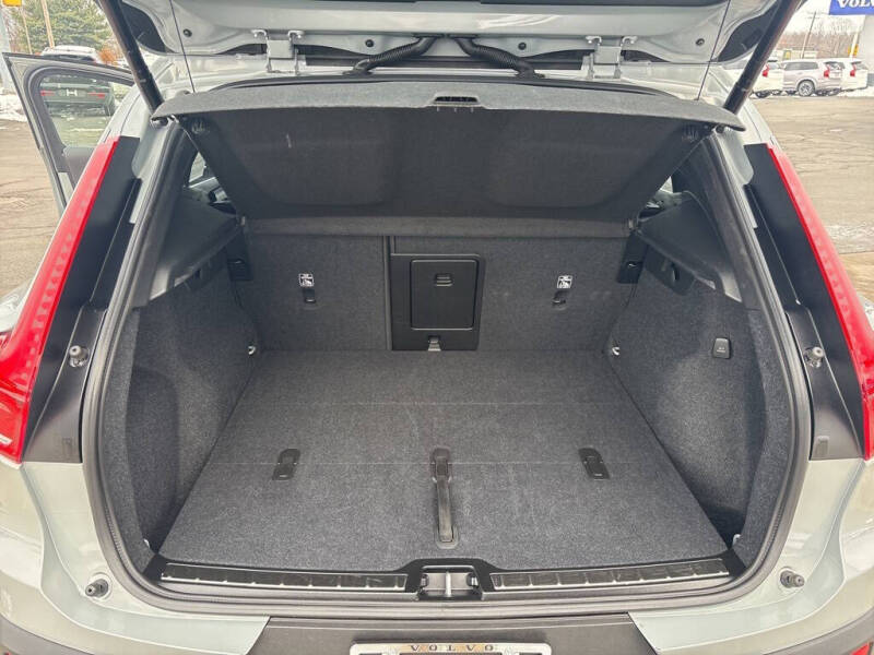 2025 Volvo XC40 B5 Plus Bright Theme