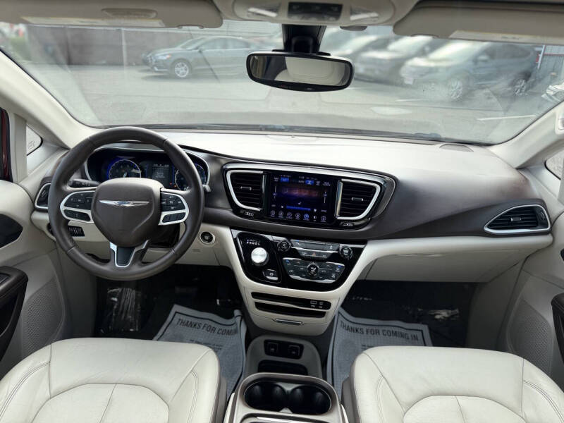 2017 Chrysler Pacifica Touring-L
