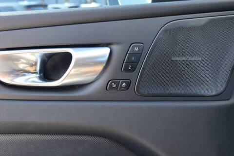 2024 Volvo XC60 Recharge T8 Ultimate Dark Theme