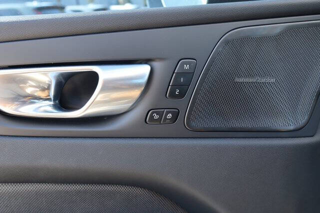 2024 Volvo XC60 Recharge T8 Ultimate Dark Theme