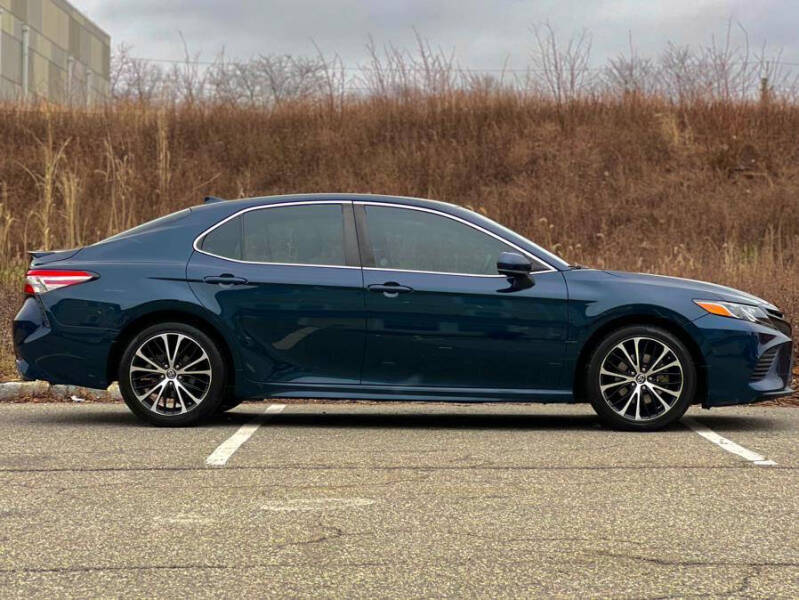 2019 Toyota Camry SE photo 10