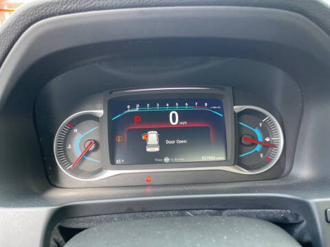 2022 Honda Pilot Touring w/Rear Captain's Chairs