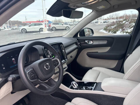 2025 Volvo XC40 B5 Plus Dark Theme