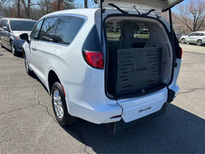 2023 Chrysler Voyager LX