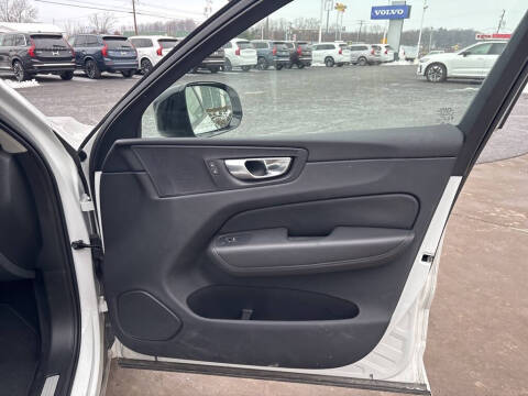 2025 Volvo XC60 B5 Plus Dark Theme