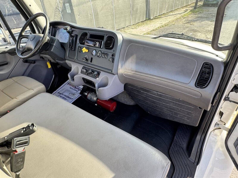 2018 Freightliner M2 106