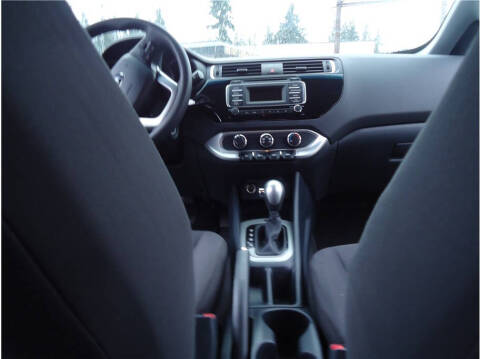 2016 Kia Rio 5-Door LX