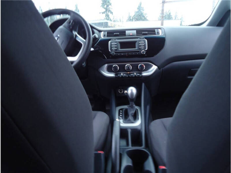 2016 Kia Rio 5-Door LX