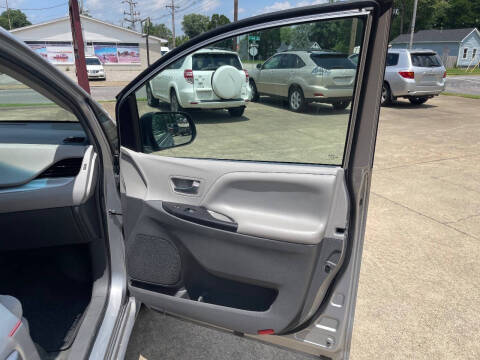 2016 Toyota Sienna LE 7-Passenger Auto Access Seat